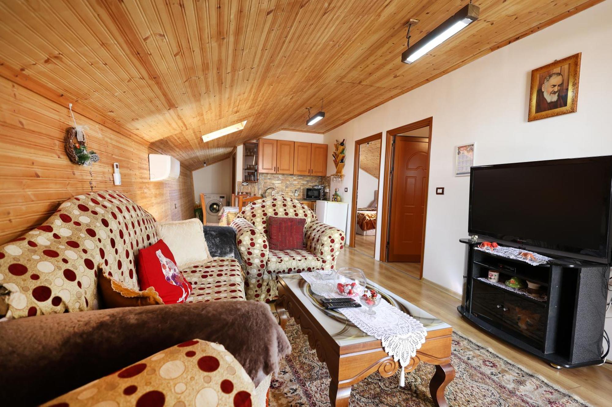 베라트 Samuela Cozy Retreat 빌라 외부 사진